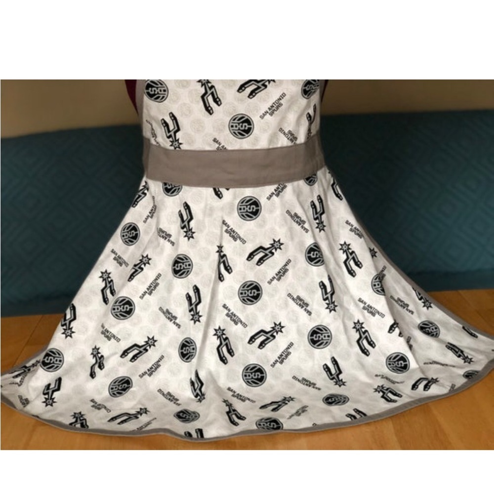 Handmade Spurs Apron - Picture 3 of 6